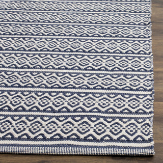 Safavieh Montauk MTK341 Ivory/Navy Area Rug Detail