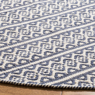 Safavieh Montauk MTK341 Ivory/Navy Area Rug Detail