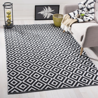 Safavieh Montauk MTK613 Black/Ivory Area Rug Room Scene