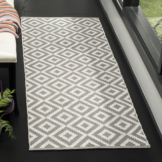 Safavieh Montauk MTK613 Grey/Ivory Area Rug Room Scene