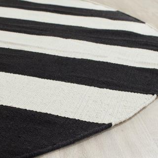 Safavieh Montauk MTK712 Black/Ivory Area Rug Detail