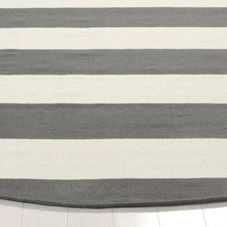 Safavieh Montauk MTK712 Grey/Ivory Area Rug Detail