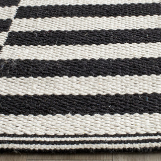 Safavieh Montauk MTK715 Ivory/Black Area Rug Detail