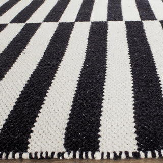 Safavieh Montauk MTK715 Ivory/Black Area Rug Detail