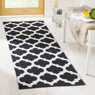 Safavieh Montauk MTK723 Black/Ivory Area Rug Room Scene