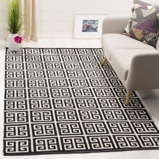 Safavieh Montauk MTK724 Black/Ivory Area Rug Room Scene