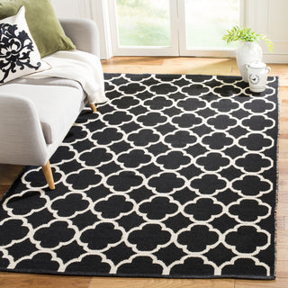 Safavieh Montauk MTK725 Black/Ivory Area Rug Room Scene