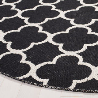 Safavieh Montauk MTK725 Black/Ivory Area Rug Detail