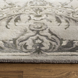 Safavieh Savonnerie Medallion 623 Smoke Area Rug Detail