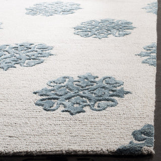 Safavieh Soho Soh213 Ivory/Light Blue Area Rug Detail