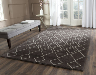 Safavieh Soho 340 Ivory/Dark Grey Area Rug Room Scene Feature