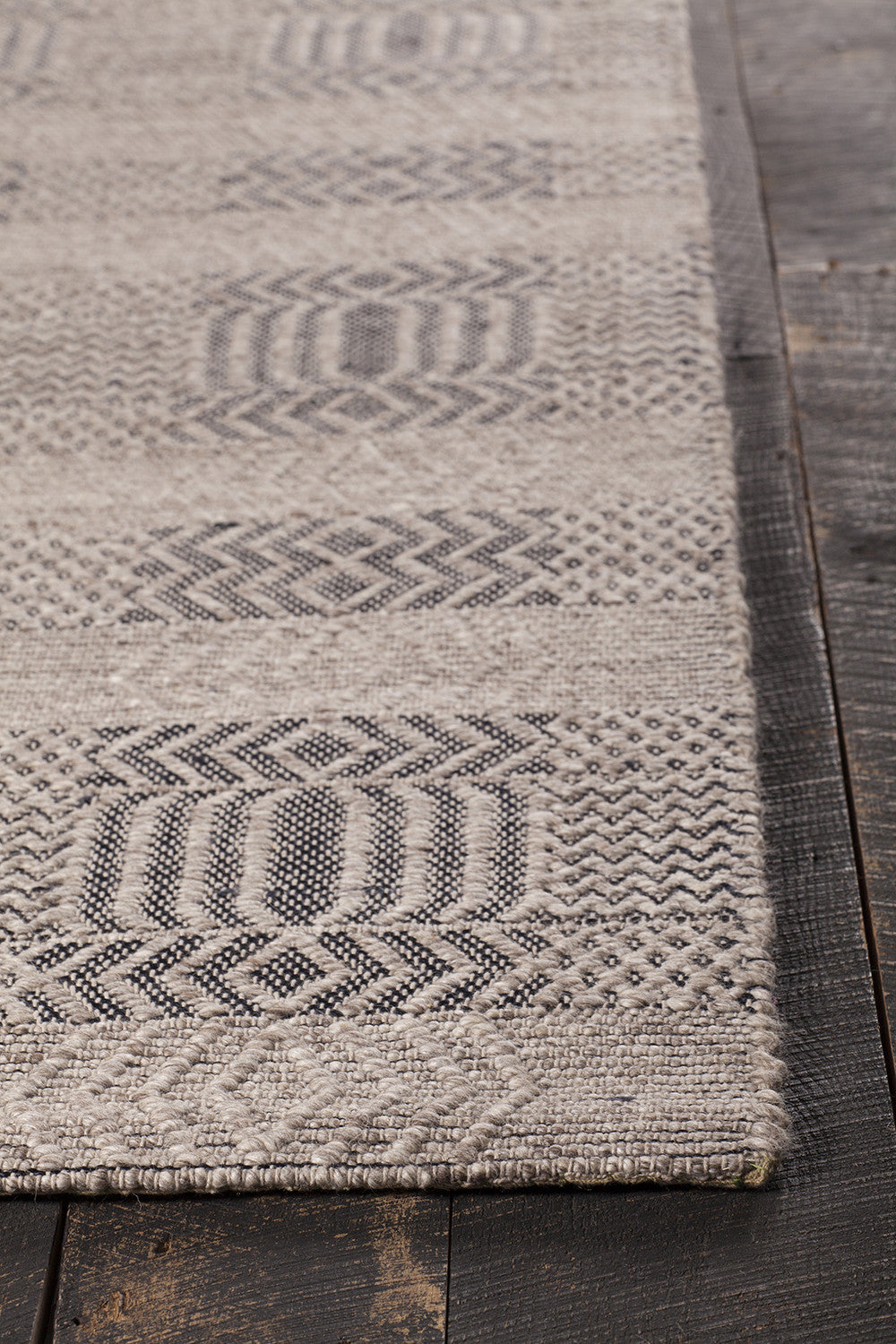 Chandra Salona SAL-34503 Area Rug Corner Shot Feature