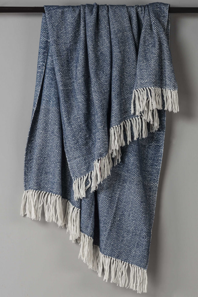 Rizzy TH0318 White Throw main image